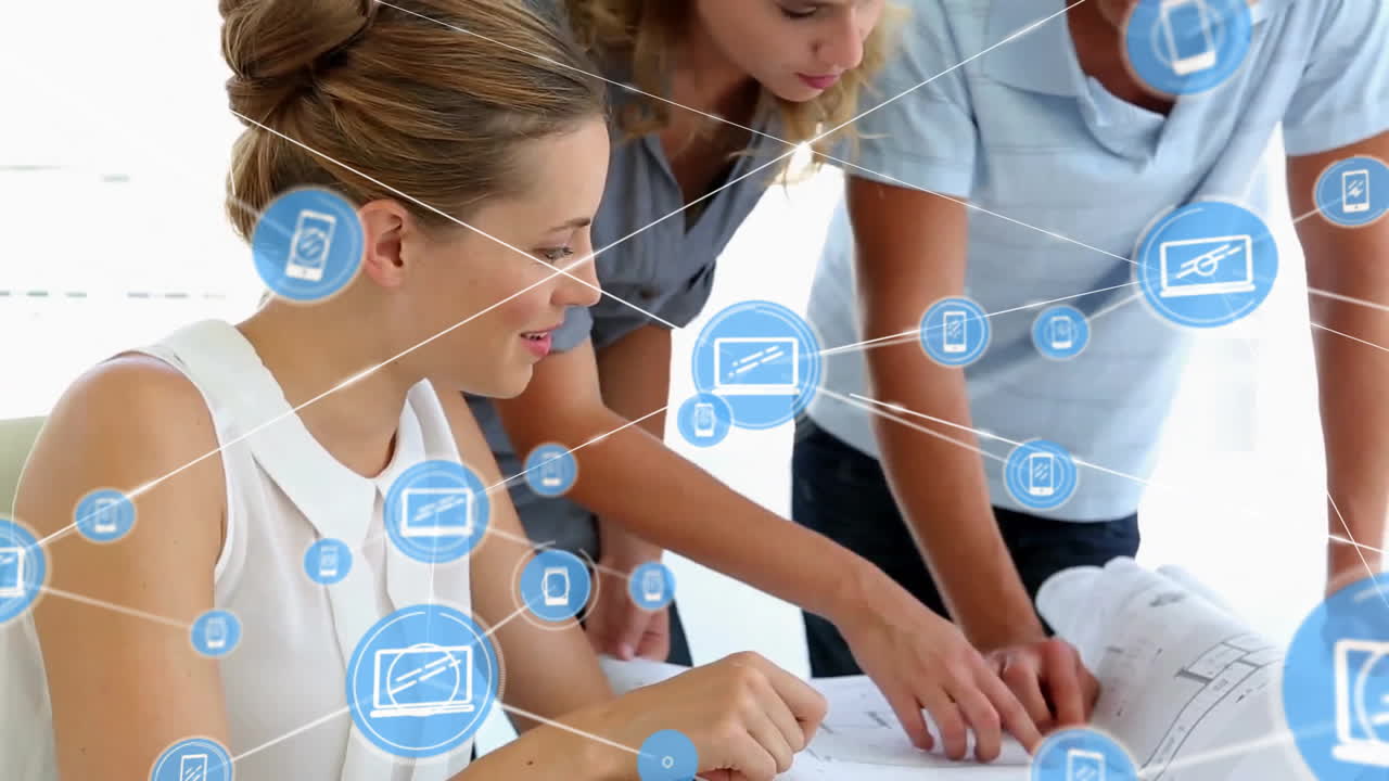 animación de la red de conexiones con dispositivos iconos sobre diversas personas de negocios en la oficina