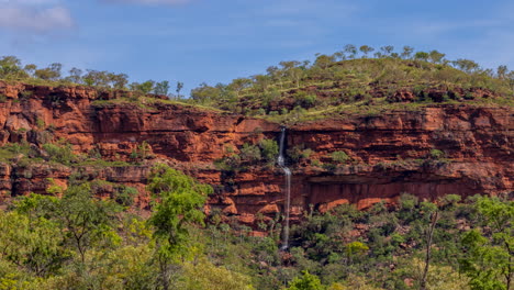 Lapso-De-Tiempo-De-Una-Cascada-Que-Fluye-Sobre-La-Cara-De-Una-Montaña-En-El-Territorio-Del-Norte