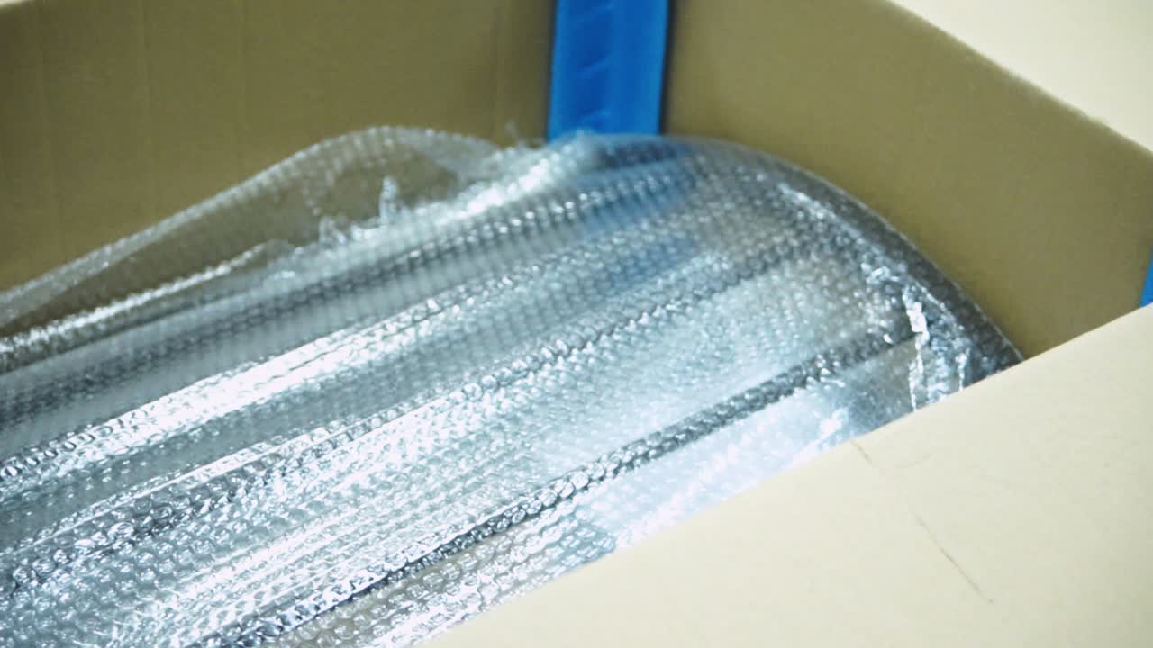 거품 포장 에 싸여 있는 카드보드 상자 에 있는 물체