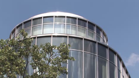 Medium-shot-of-building-at-famous-Kurfürstendamm-in-Berlin,-Germany