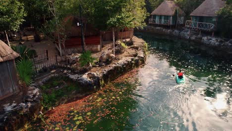 Tiro-De-Drone-4k,-Paddleboarding-A-Través-Del-Cenote-Del-Resort-De-México