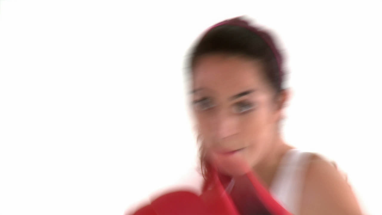 mujer atlética hispana con guantes de boxeo