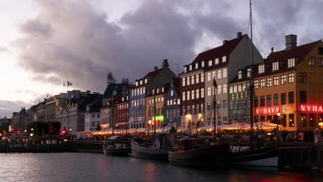 Zeitraffer-Im-Hafen-Von-Nyhavn:-Boote,-Touristen