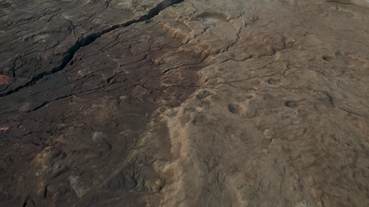 desierto marrón enorme grieta en el suelo revelada, disparo de drone