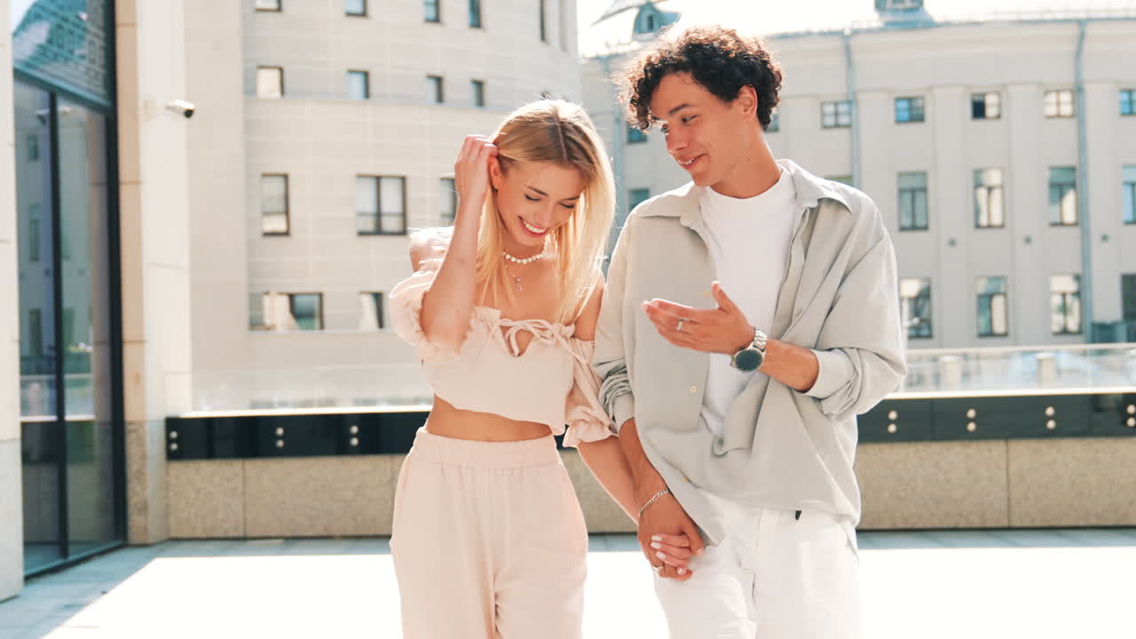 도시 에서 산책 하는 부부