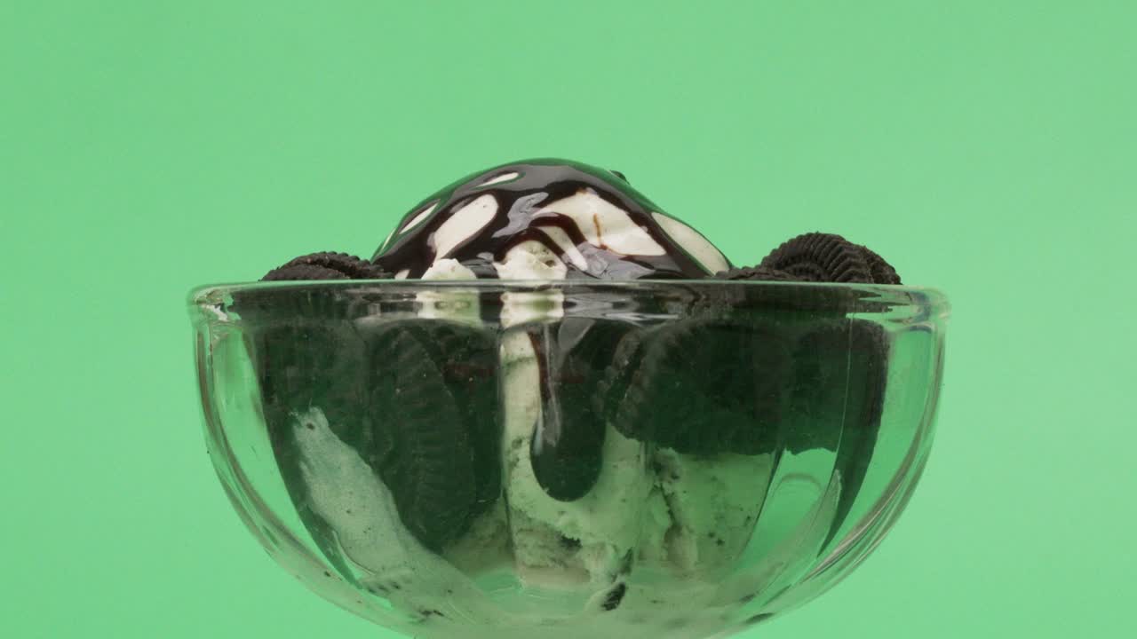바닐라 아이스크림에 초콜릿 트래드.
