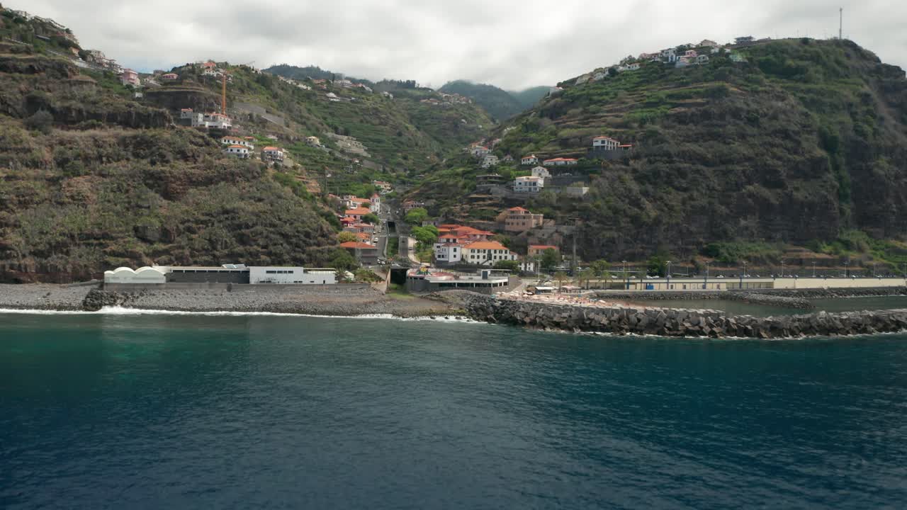 antenna del villaggio costiero calheta sull'aspra isola vulcanica madeira