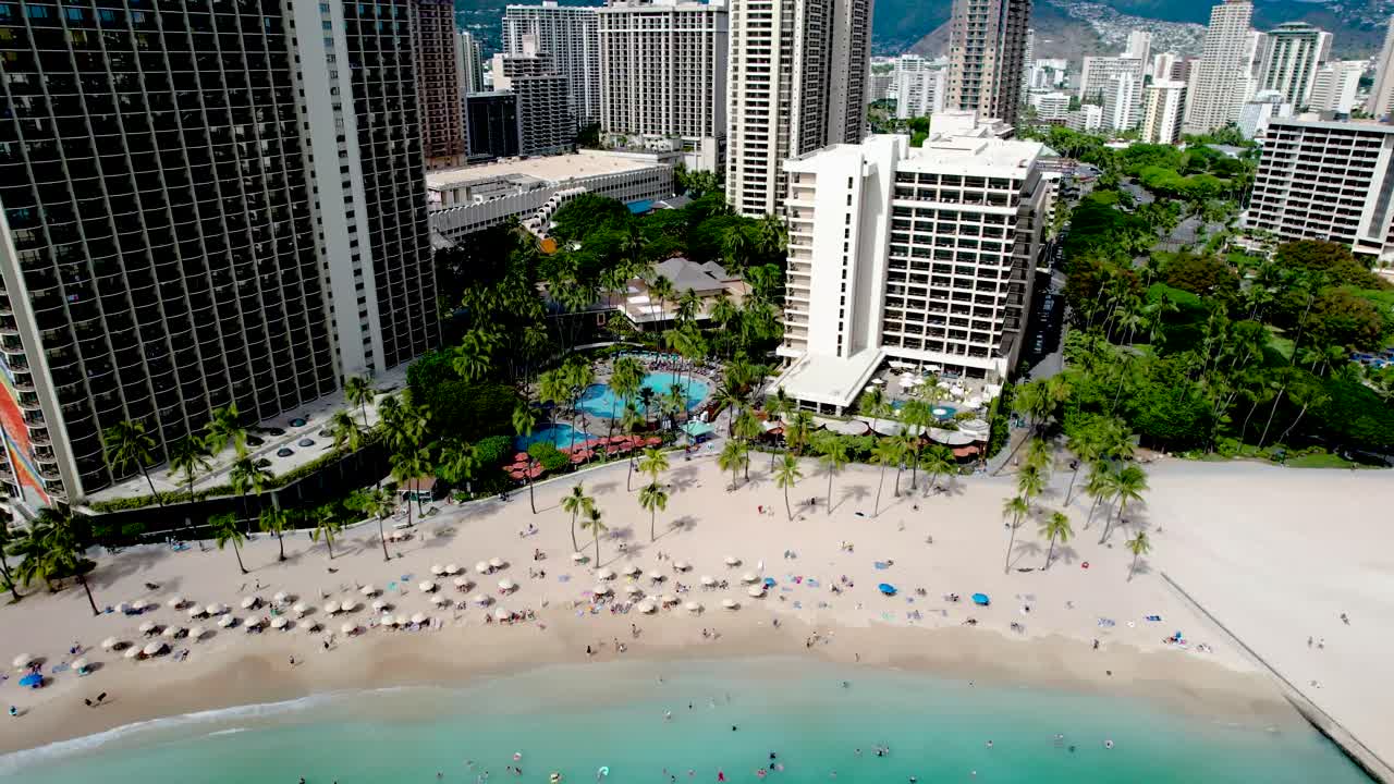 Vista aerea di spiaggia, palme e piscina all'Hilton Hawaiian Village Resort, Honolulu, Hawaii