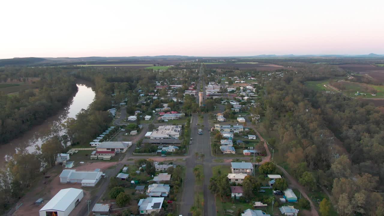 fotografía aérea inversa que revela la pequeña ciudad rural de theodore en queensland, australia