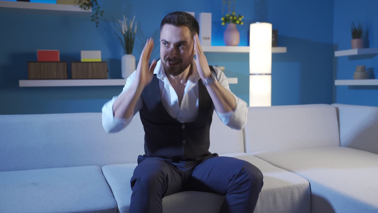 정신분열증 환자는 집에서 정신을 잃습니다. 편집증이나 정신분열증과 미치광이입니다.