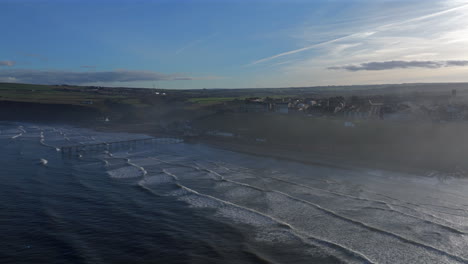 Toma-Aérea-De-Gran-Angular-De-Saltburn-by-the-sea-Y-Muelle-Durante-La-Marea-Alta