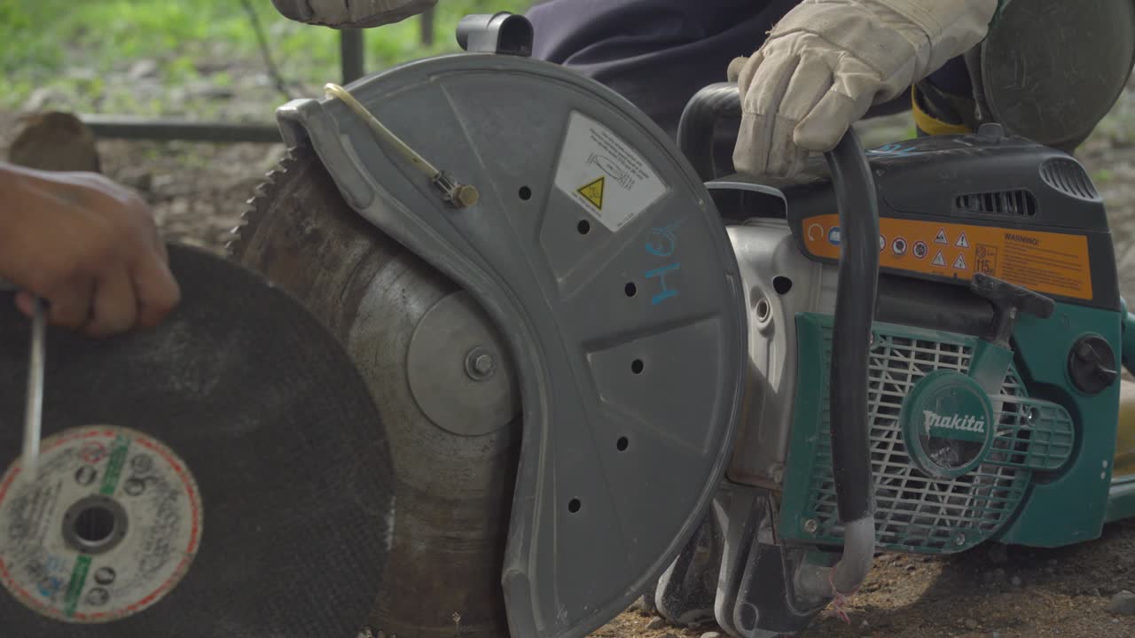 электрическая бетонная пила в различных ситуациях бедствия.