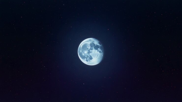 Filmagens com câmera fixa de uma lua cheia brilhante pairando em um céu noturno limpo, com estrelas distantes