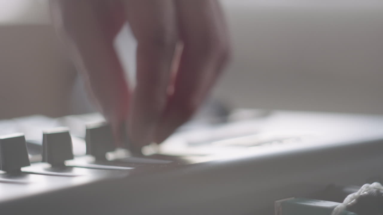 alguien jugando alrededor de un teclado de piano sintetizado