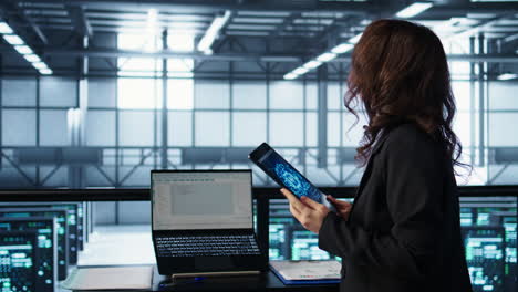 técnico en un centro de datos con una tableta que integra herramientas de automatización impulsadas por la ia