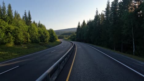 punto de vista del vehículo conduciendo un coche en una carretera en noruega