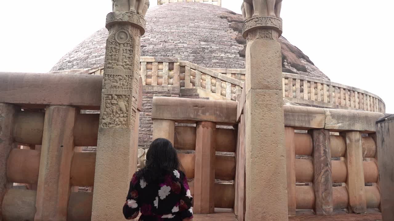 una mujer que ingresa al sitio del patrimonio mundial de la unesco en sanchi great stupa en madhya pradesh, india