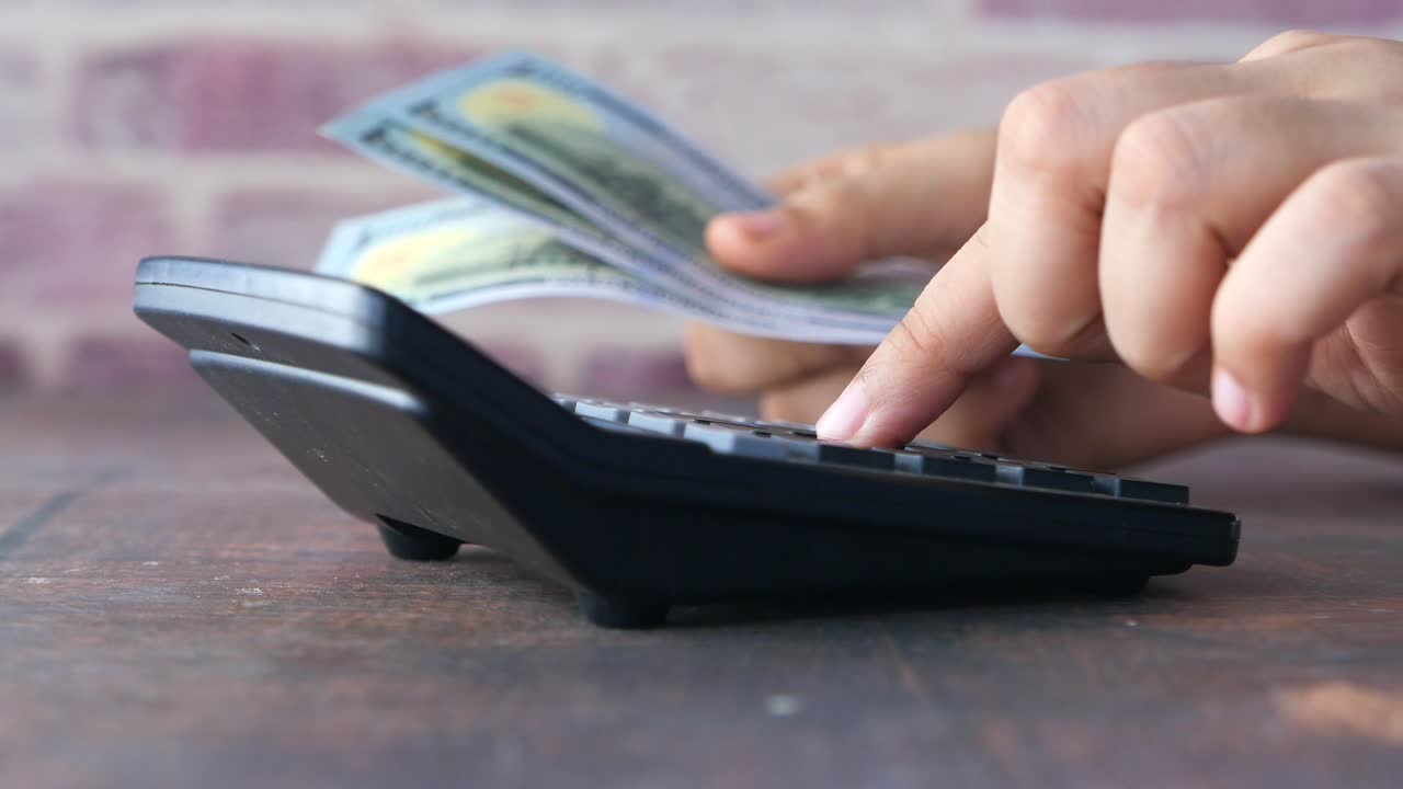 calculando los gastos con dólares de estados unidos