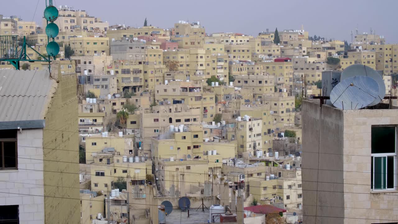 vista panorámica de casas densamente agrupadas en la ciudad capital de amman, jordania