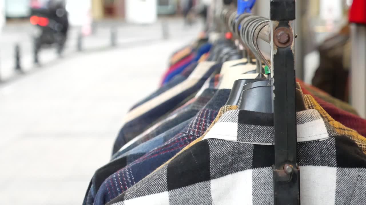 거리 시장 의 옷 전시