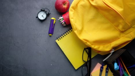 de vuelta a los suministros escolares en un escritorio