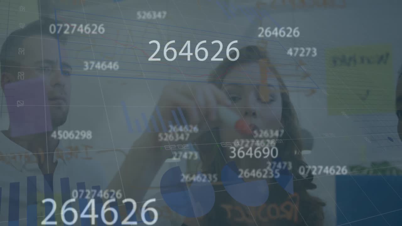 animación del procesamiento de datos sobre diversas personas de negocios hablando
