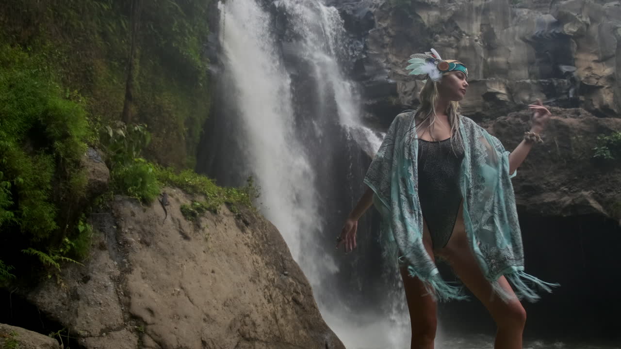 mujer frente a una cascada