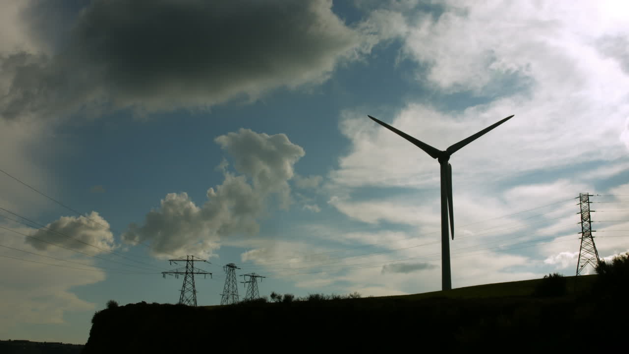 molino de viento girando contra un cielo gris