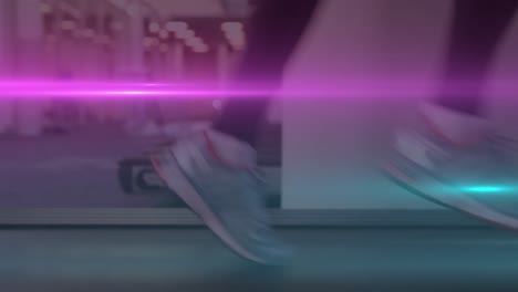 animación de las piernas de una mujer corriendo en una cinta de correr en el gimnasio con la luz moviéndose en primer plano