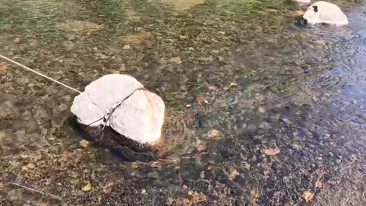 흐르는 강물과 바위의 느린 움직임