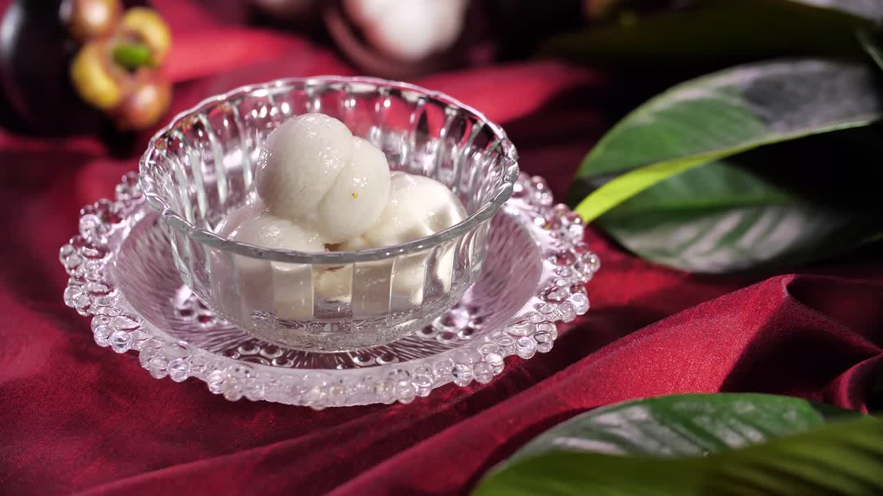 abierto, pelar el mangostán bellamente exhibir, de cerca