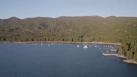 barcos y motos acuáticas descansan amarrados en marla bay lake tahoe en nevada