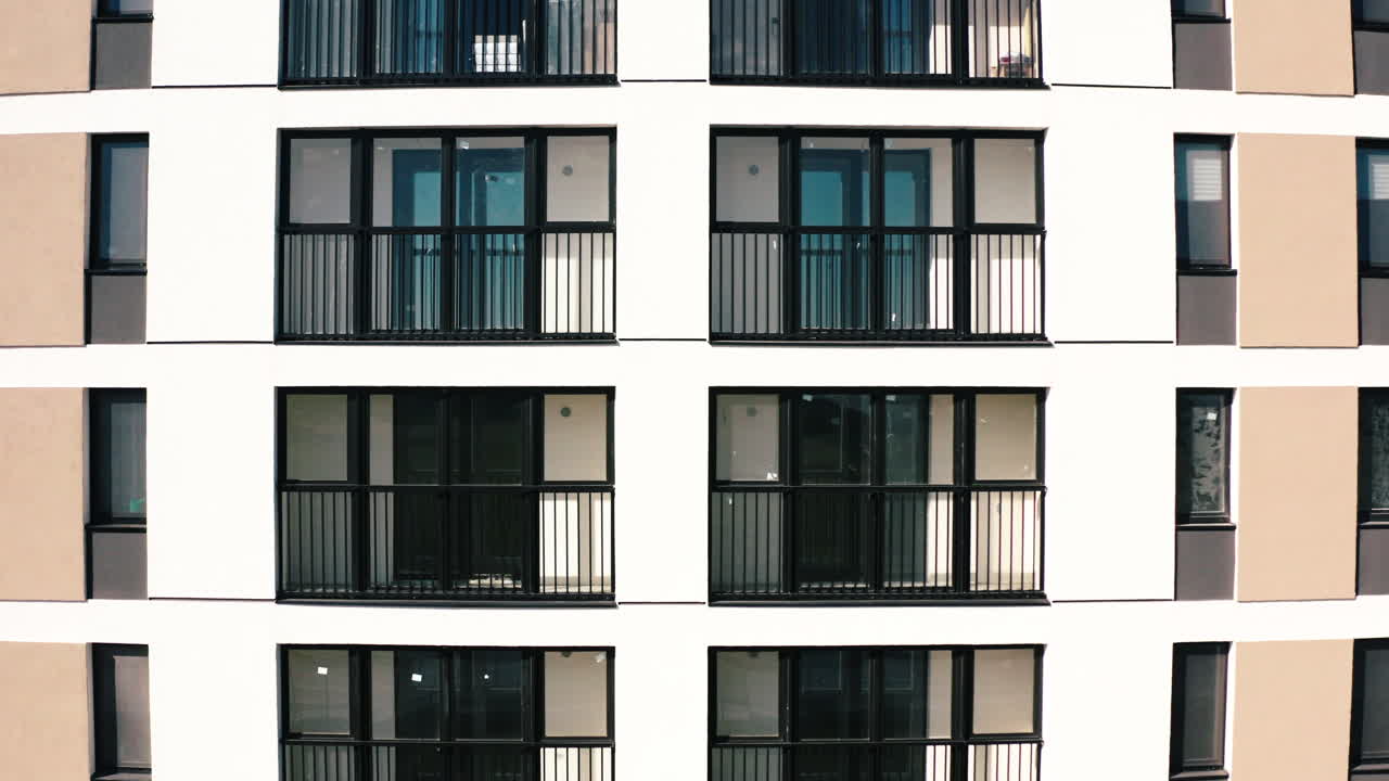 fachada de un edificio de apartamentos moderno