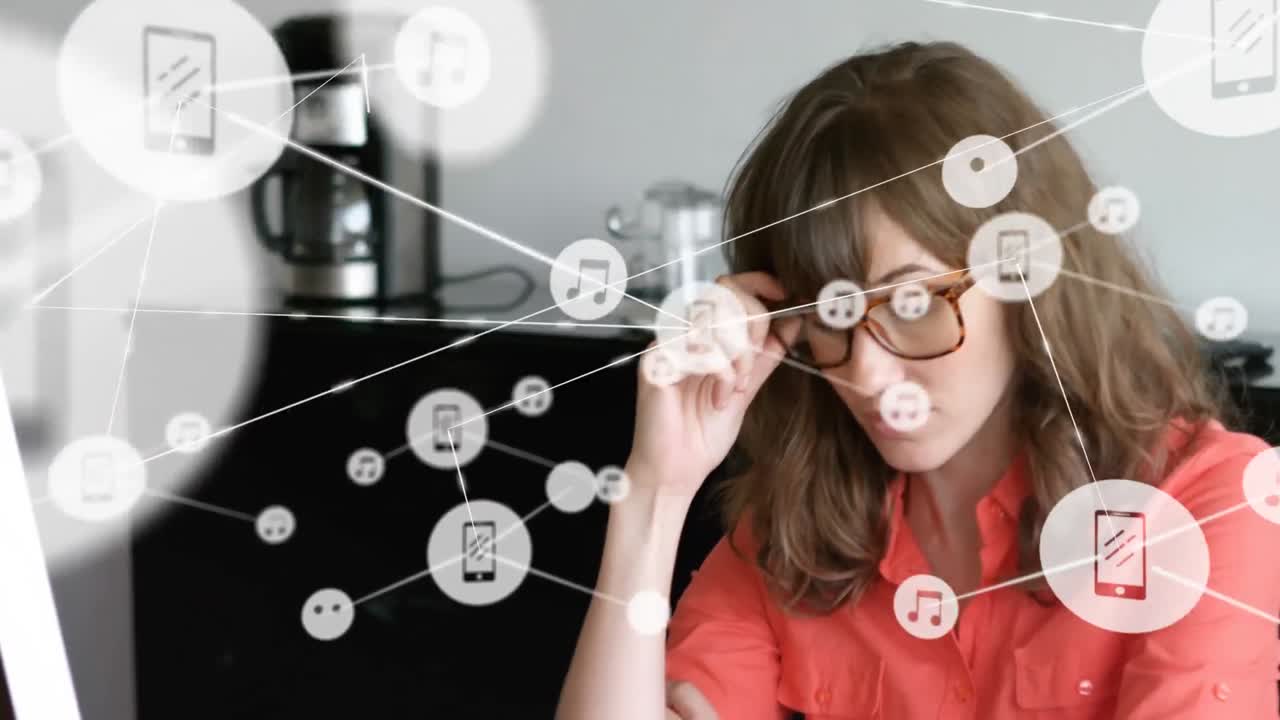 animación de iconos de teléfonos y música conectados sobre una mujer de negocios caucásica pensando en el escritorio