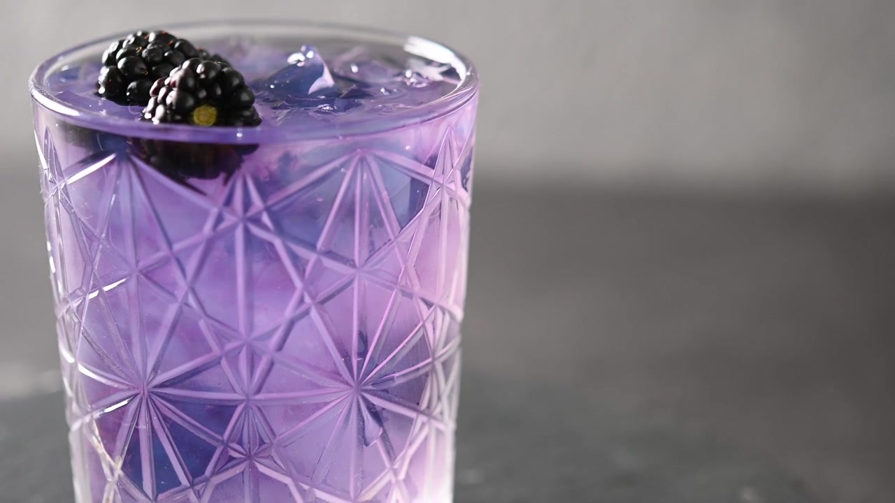 Cocktail Bramble con more e ghiaccio tritato.