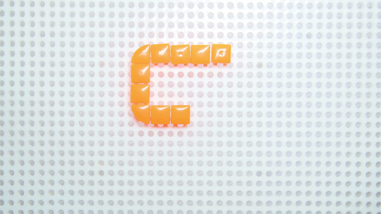 어린이 장난감으로 만든 한 번에 하나의 픽셀을 만드는 문자 s의 정지 동작