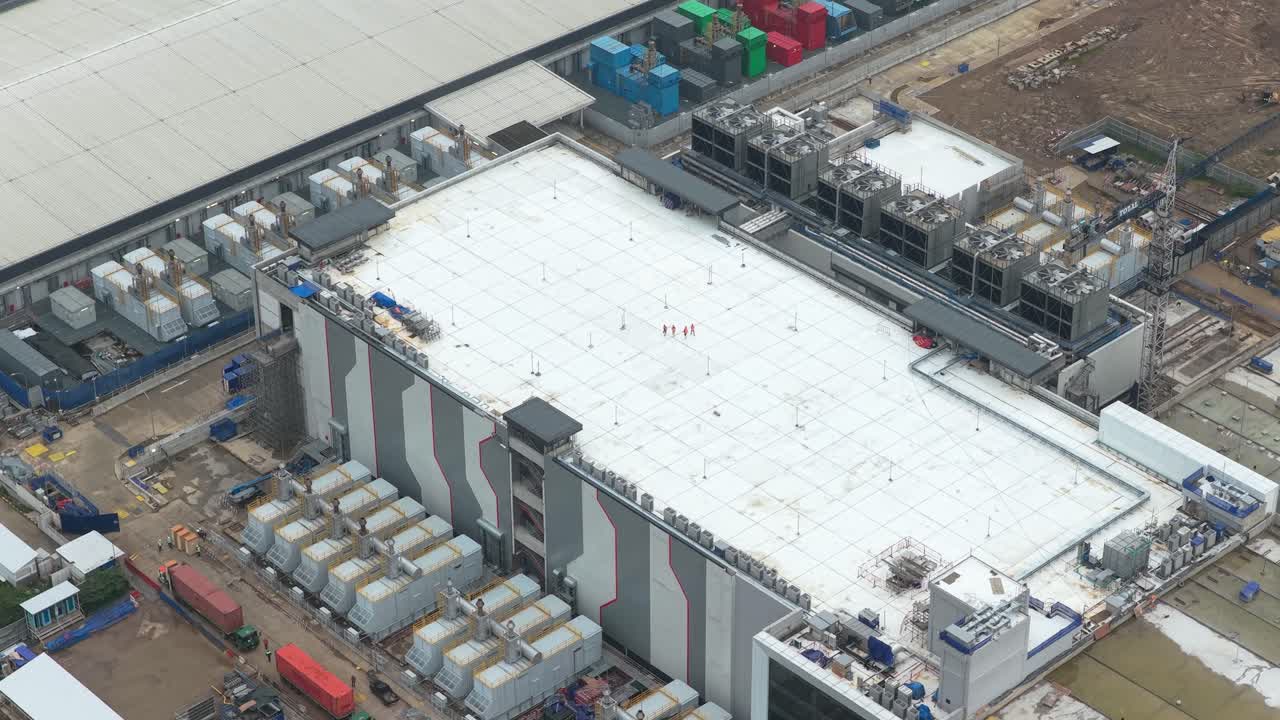Büyük modern endüstriyel kompleks ve fabrika binalarının havadan görünümü.