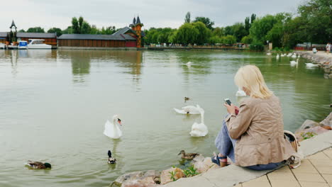 Junge-Frau-Benutzt-Ein-Smartphone-Auf-Dem-Wasser