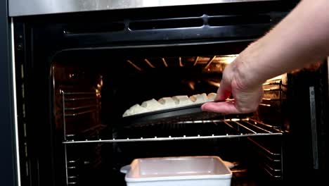 Brot-Zum-Backen-In-Den-Ofen-Schieben