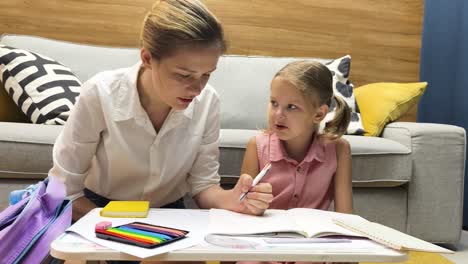 madre ayudando a su hija con los deberes
