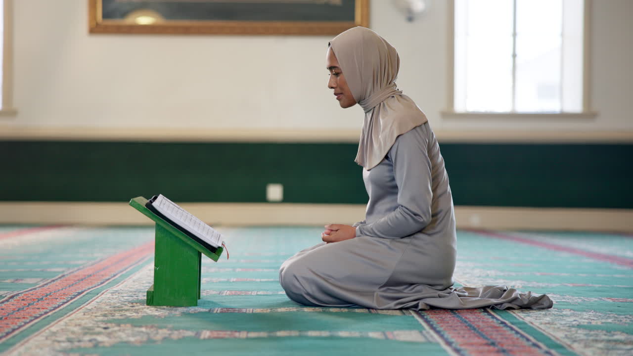 모스크 에서 기도 하는 무슬림 여자