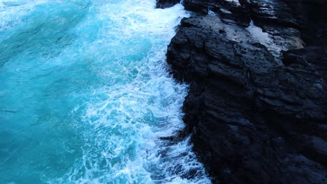 Drone-Cerca-De-Lavado-Blanco-Y-Olas-Rompiendo-En-Acantilados-Y-Rocas-Hawaianas