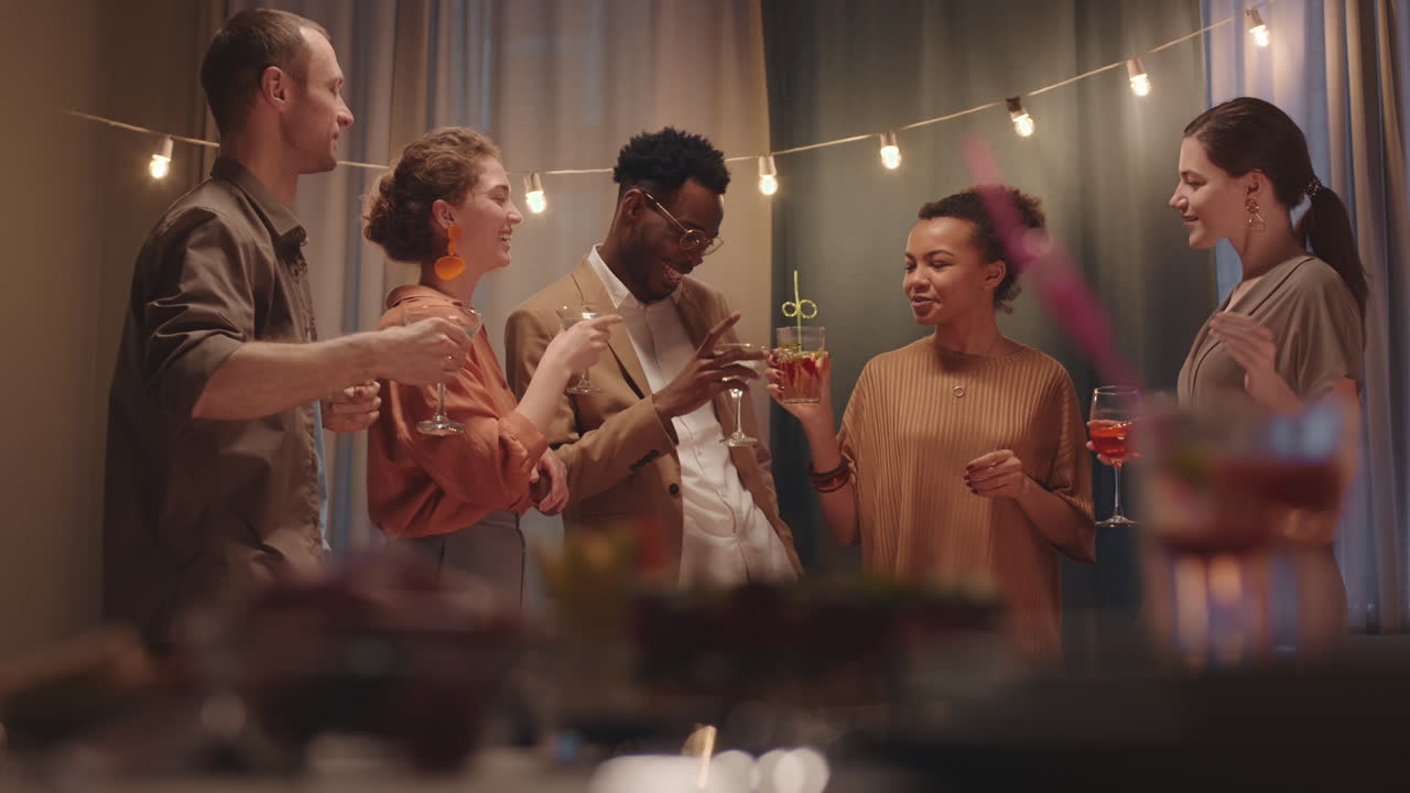 Venner der fester på en house party