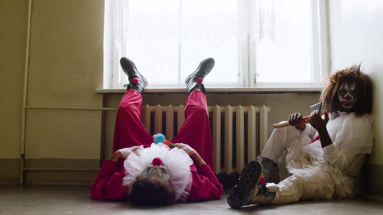 두 명의 조롱거리가 어울리고 있습니다.