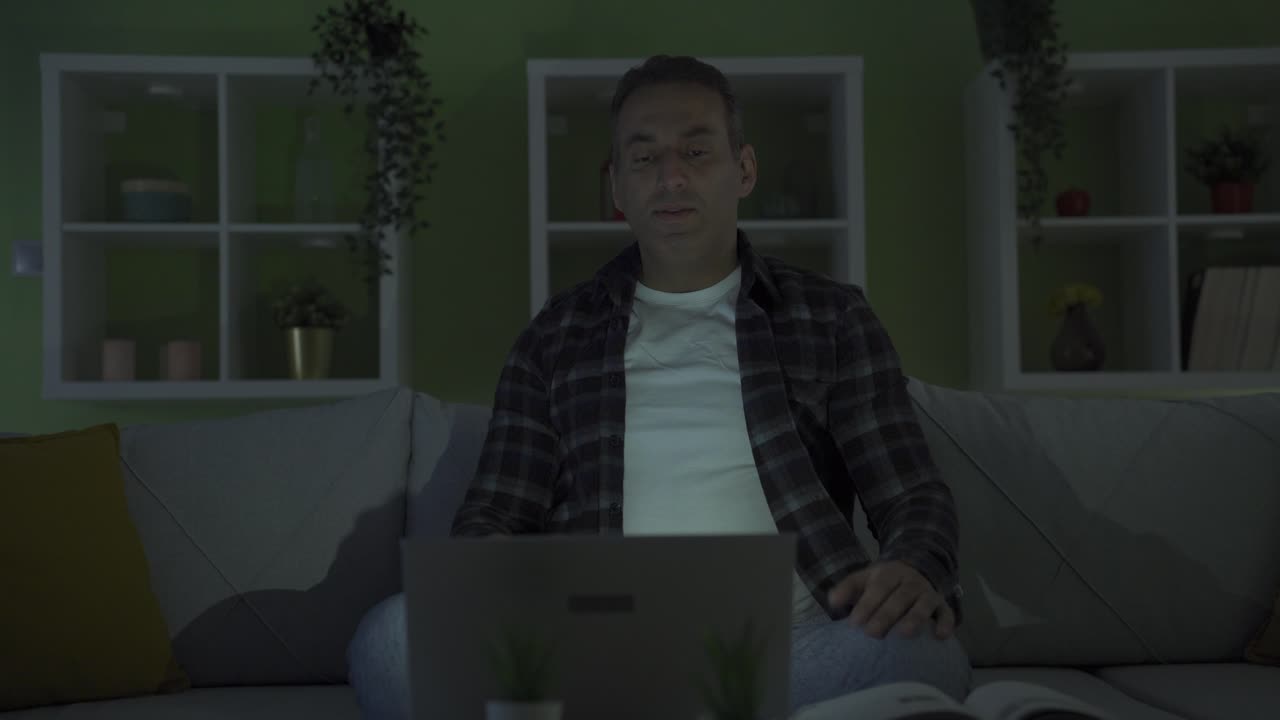 trabajador de oficina en casa que experimenta un apagón de energía.