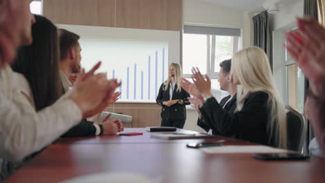 Geschäftstreffen-In-Einem-Großen-IT-Unternehmen.-Frau-Präsentiert-Bericht-Mit-Diagramm-Auf-Dem-Display.-Kollegen-Und-Partner-Applaudieren