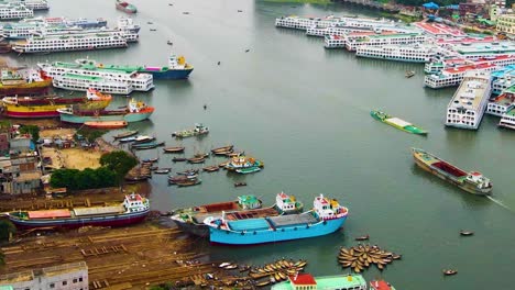 Antena-Del-Concurrido-Puerto-Marítimo-En-El-Río-Buriganga,-Bangladesh-Con-Coloridos-Barcos