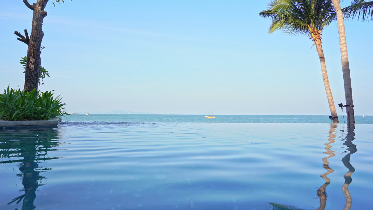 바다를 배경으로 한 인피니티 수영장