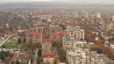 ciudad de kraljevo, arquitectura de edificios balcánicos en día nublado, antena serbia