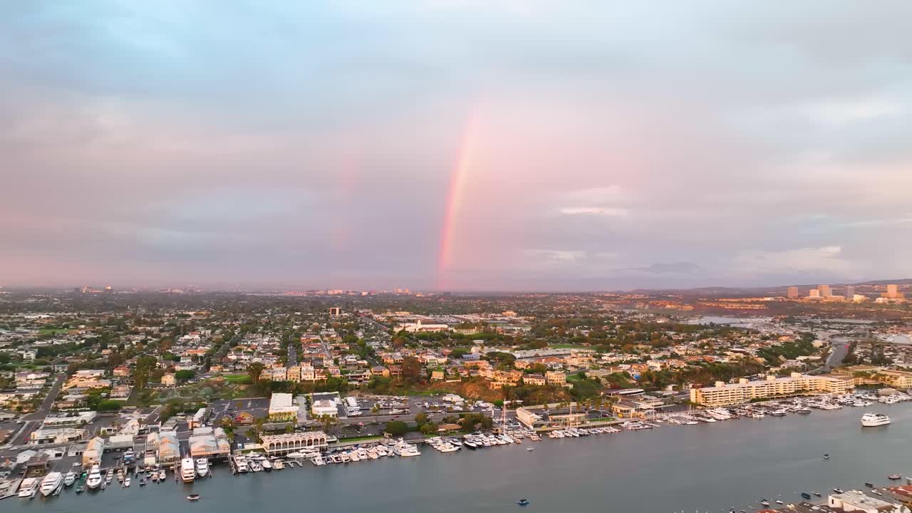 뉴포트 항구와 무지개의 조감도